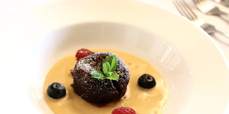 4chodové menu v zámecké restauraci i masáž a šungitová jeskyně pro 2 osoby