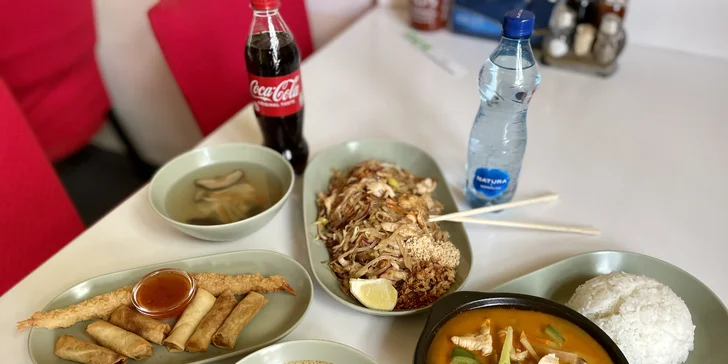 Asie pro dva: polévka, závitky a smažené krevety, nudle Pad Thai a kuřecí kari s rýží i nápoje