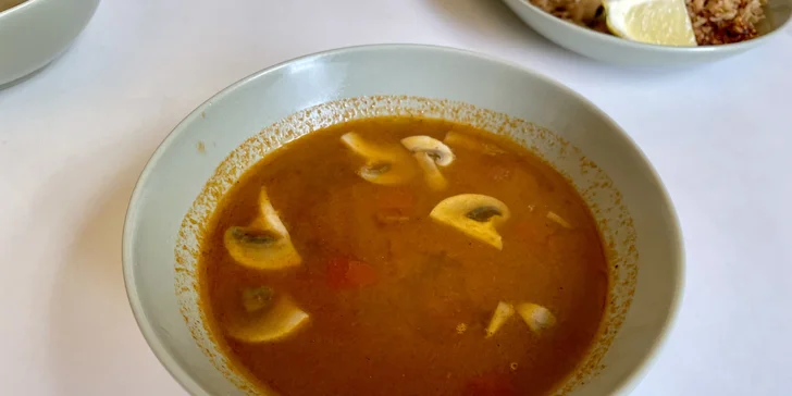 Asie pro dva: polévka, závitky a smažené krevety, nudle Pad Thai a kuřecí kari s rýží i nápoje