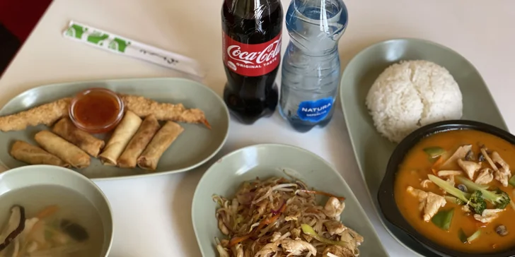 Asie pro dva: polévka, závitky a smažené krevety, nudle Pad Thai a kuřecí kari s rýží i nápoje