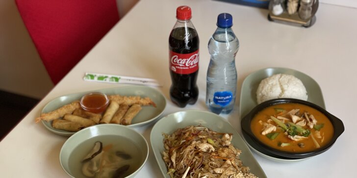 Asie pro dva: polévka, závitky a smažené krevety, nudle Pad Thai a kuřecí kari s rýží i nápoje