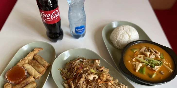Asie pro dva: polévka, závitky a smažené krevety, nudle Pad Thai a kuřecí kari s rýží i nápoje