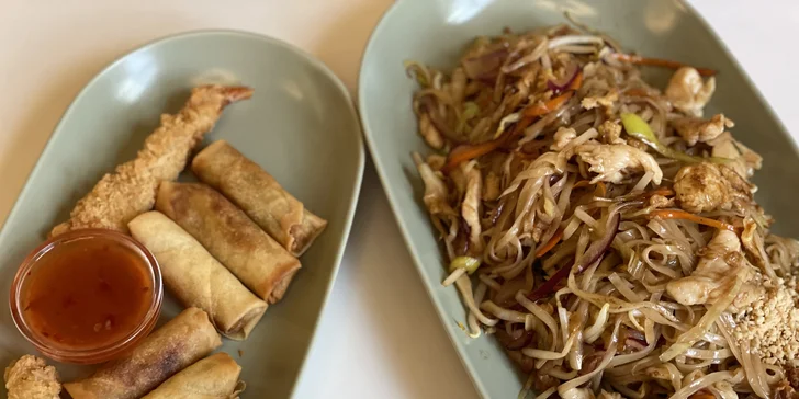 Asie pro dva: polévka, závitky a smažené krevety, nudle Pad Thai a kuřecí kari s rýží i nápoje