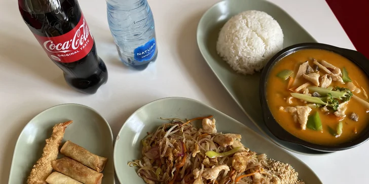 Asie pro dva: polévka, závitky a smažené krevety, nudle Pad Thai a kuřecí kari s rýží i nápoje
