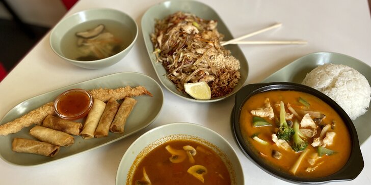 Asie pro dva: polévka, závitky a smažené krevety, nudle Pad Thai a kuřecí kari s rýží i nápoje