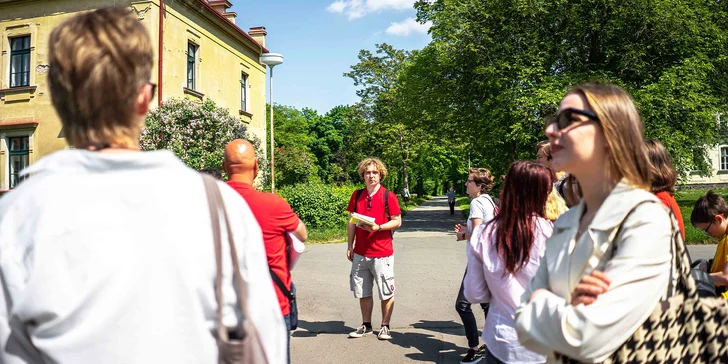 Procházka bohnickou psychiatrickou léčebnou a ke hřbitovu bláznů s průvodcem
