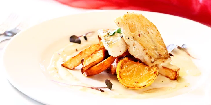 4chodové menu v zámecké restauraci i masáž a šungitová jeskyně pro 2 osoby
