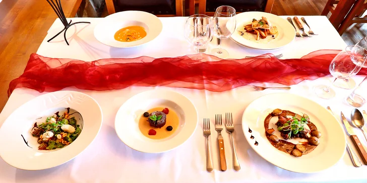 4chodové menu v zámecké restauraci i masáž a šungitová jeskyně pro 2 osoby