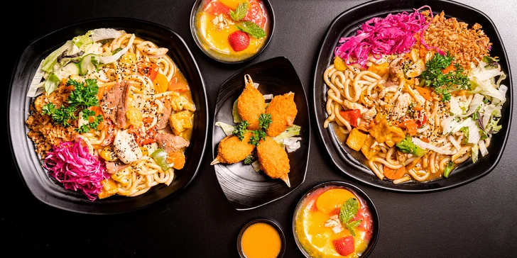 3chodové asijské menu pro 2 osoby: závitky či krabí klepeta, udon nudle s masem nebo tofu a panna cotta