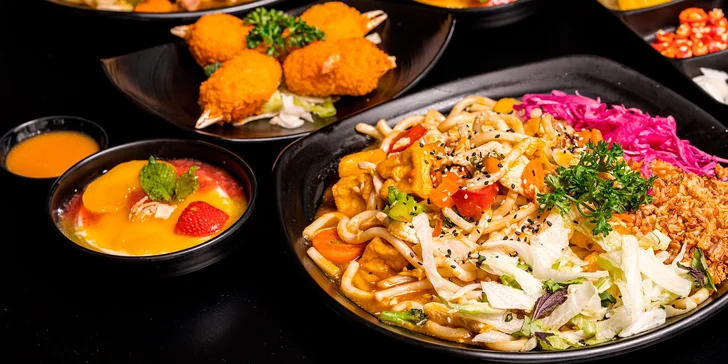 U předkrmu máte na výběr zeleninový závitek nebo smažená krabí klepeta, jako hlavní chod se zase podávají orestované udon nudle s hovězím či kuřecím masem nebo tofu. 