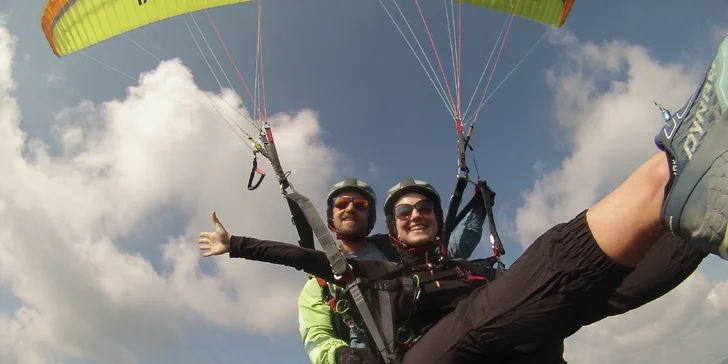 Adrenalin v oblacích: paraglidingový tandemový let se špetkou akrobacie