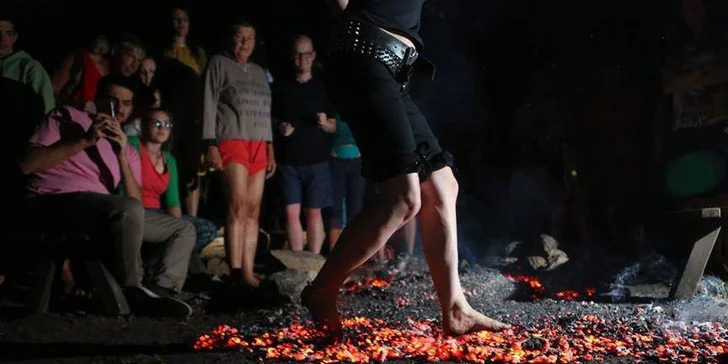 Pokořte strach: firewalking –⁠ chůze po žhavých uhlících a hořících skleněných střepech.