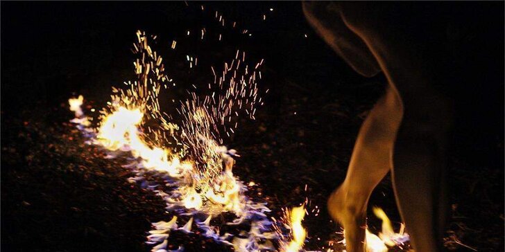 Pokořte strach: firewalking –⁠ chůze po žhavých uhlících a hořících skleněných střepech.