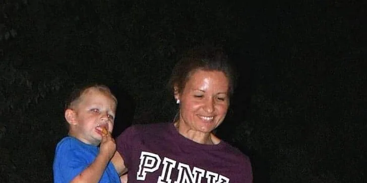 Pokořte strach: firewalking –⁠ chůze po žhavých uhlících a hořících skleněných střepech.