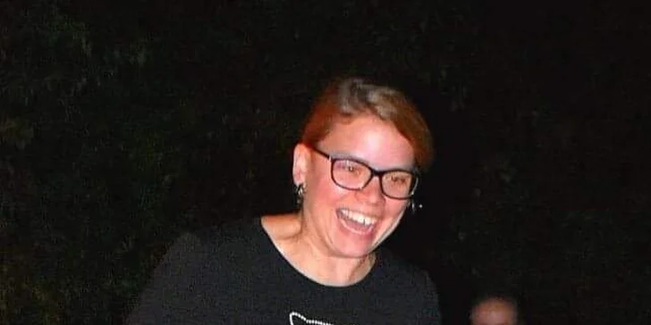 Pokořte strach: firewalking –⁠ chůze po žhavých uhlících a hořících skleněných střepech.