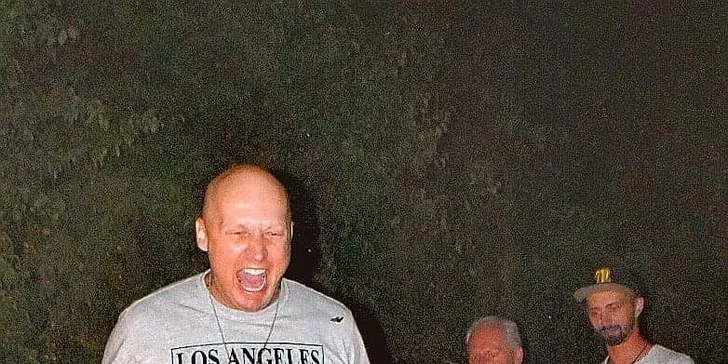 Pokořte strach: firewalking –⁠ chůze po žhavých uhlících a hořících skleněných střepech.