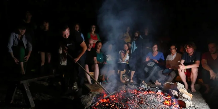Pokořte strach: firewalking –⁠ chůze po žhavých uhlících a hořících skleněných střepech.