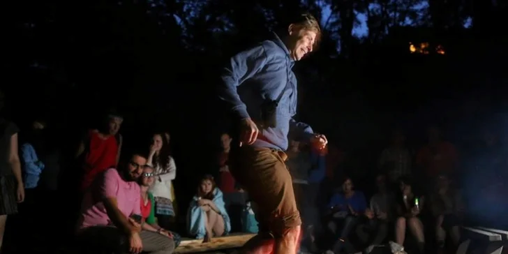 Pokořte strach: firewalking –⁠ chůze po žhavých uhlících a hořících skleněných střepech.