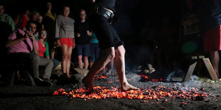 Pokořte strach: firewalking –⁠ chůze po žhavých uhlících a hořících skleněných střepech.