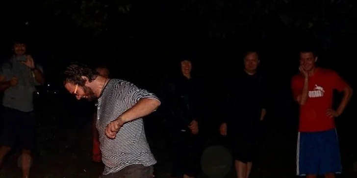 Pokořte strach: firewalking –⁠ chůze po žhavých uhlících a hořících skleněných střepech.