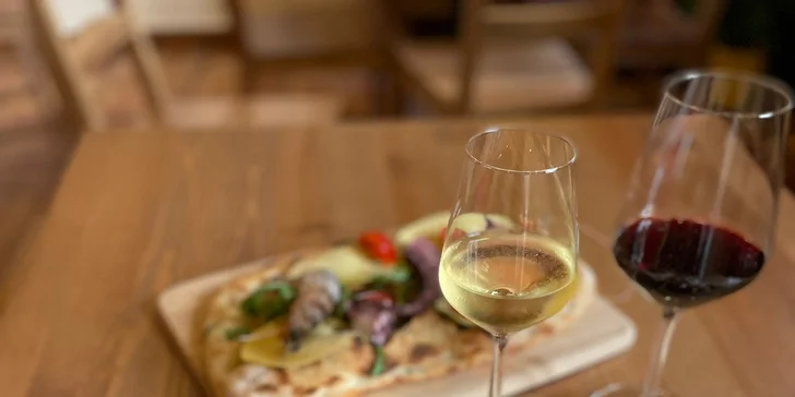 Pravá italská Pinsa a sklenka vína k tomu v Le Due Torri