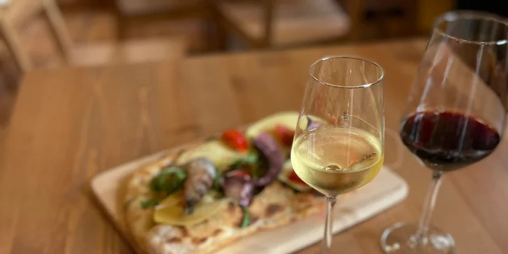 Pravá italská Pinsa a sklenka vína k tomu v Le Due Torri