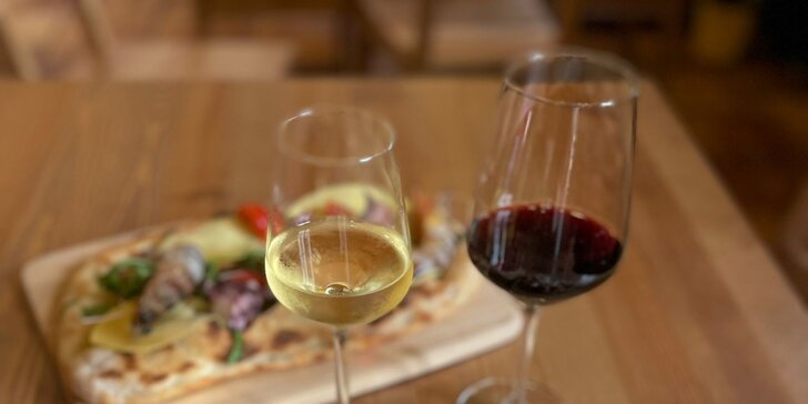 Pravá italská Pinsa a sklenka vína k tomu v Le Due Torri