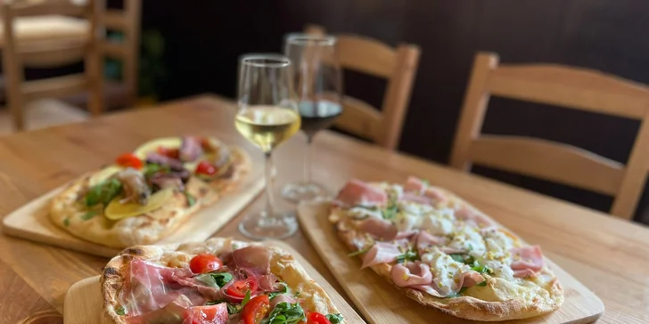 Pravá italská Pinsa a sklenka vína k tomu v Le Due Torri