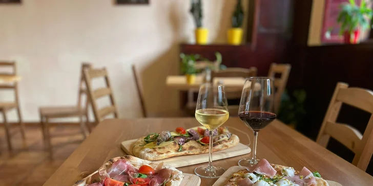 Pravá italská Pinsa a sklenka vína k tomu v Le Due Torri