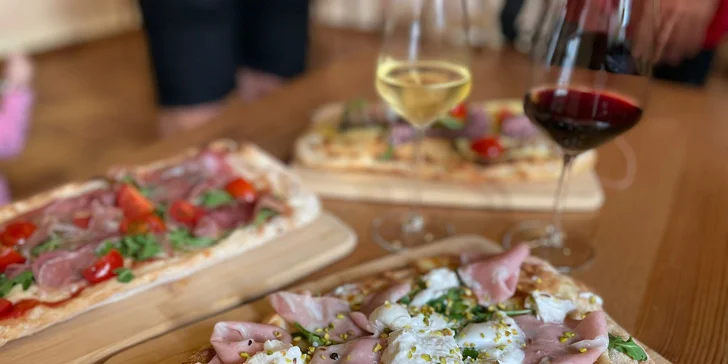 Pravá italská Pinsa a sklenka vína k tomu v Le Due Torri