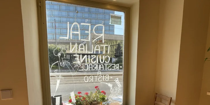Pravá italská Pinsa a sklenka vína k tomu v Le Due Torri