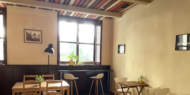 Pravá italská Pinsa a sklenka vína k tomu v Le Due Torri