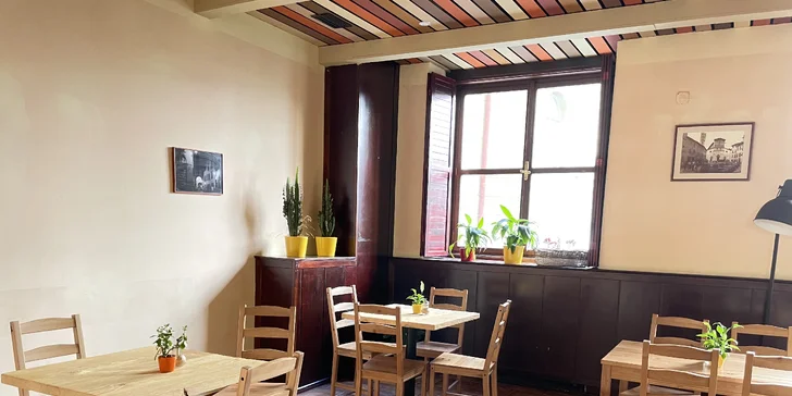 Pravá italská Pinsa a sklenka vína k tomu v Le Due Torri