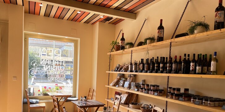 Pravá italská Pinsa a sklenka vína k tomu v Le Due Torri