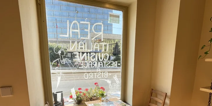 Pravá italská Pinsa a sklenka vína k tomu v Le Due Torri