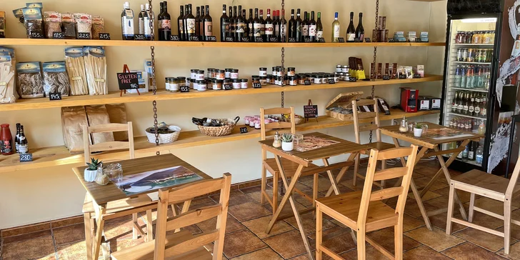 Pravá italská Pinsa a sklenka vína k tomu v Le Due Torri