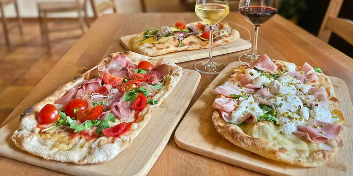 Pravá italská Pinsa a sklenka vína k tomu v Le Due Torri