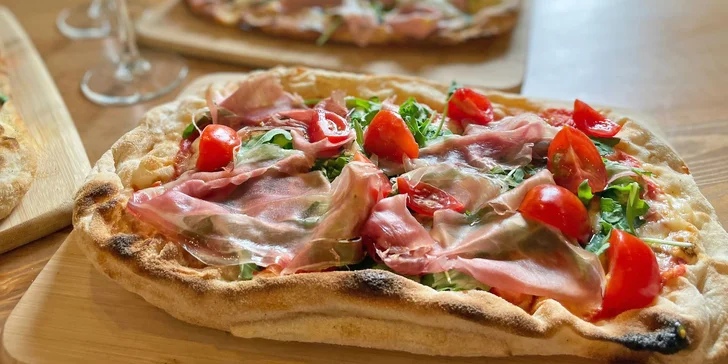 Pravá italská Pinsa a sklenka vína k tomu v Le Due Torri