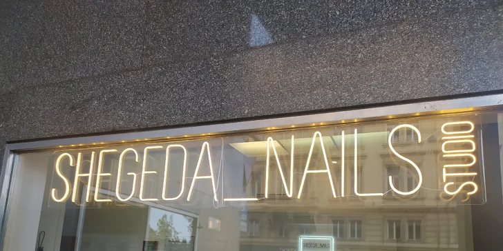Krásné nehty ze salonu v centru města: manikúra a pedikúra i lakování gel lakem vč. olejíčku