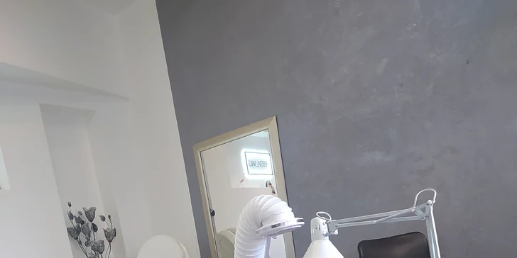Krásné nehty ze salonu v centru města: manikúra a pedikúra i lakování gel lakem vč. olejíčku
