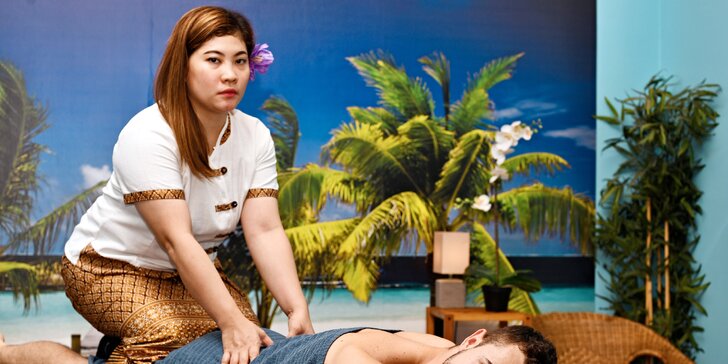 Thajské office masáže na bolavá záda s lázní nohou a extra masáží hlavy