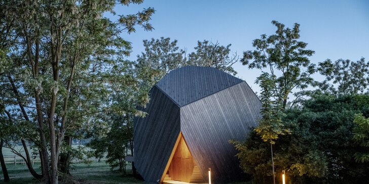 Domek ve tvaru skály uprostřed přírody: sauna a privátní vířivka i snídaňový box