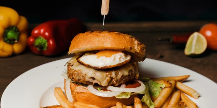 Burger z vepřového a brambory v latinsko-americké restauraci pro 1 nebo 2 osoby