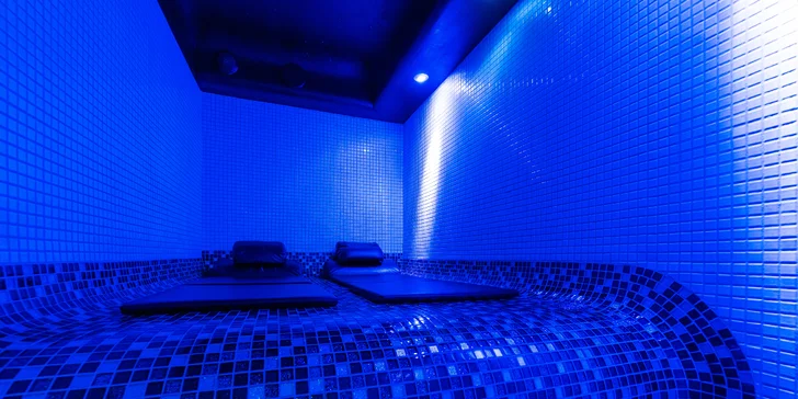 2 hodiny v privátním wellness pro 4 osoby: wellness, čokoládové fondue i víno a káva
