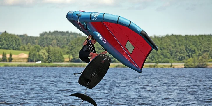 Vyzkoušejte wing-surfing: individuální 2hod. kurz vč. zapůjčení vybavení