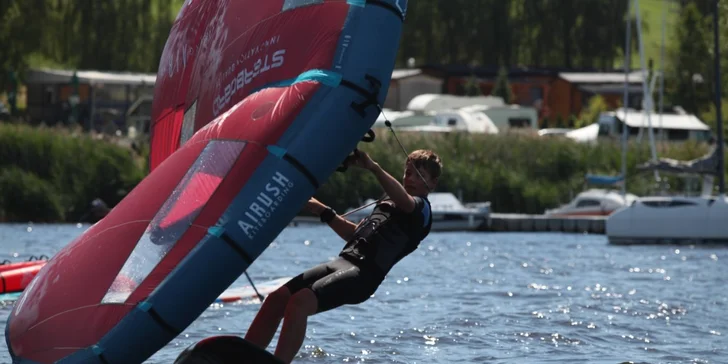 Vyzkoušejte wing-surfing: individuální 2hod. kurz vč. zapůjčení vybavení