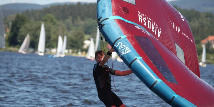 Vyzkoušejte wing-surfing: individuální 2hod. kurz vč. zapůjčení vybavení