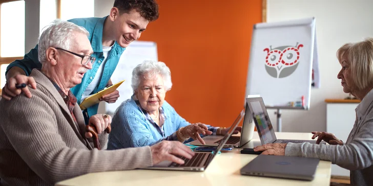 Digitální asistent pro seniory: individuální lidská pomoc s používáním počítačů a telefonů