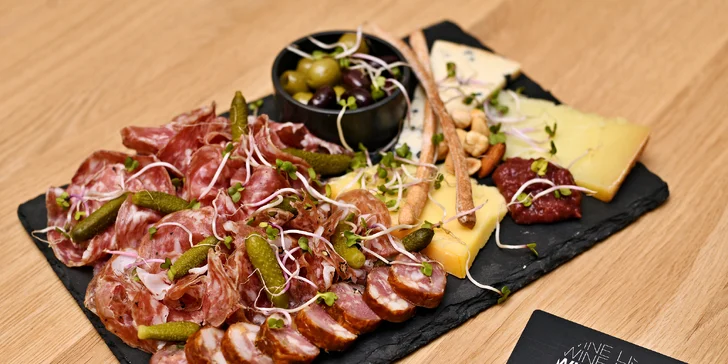 Speciální degustace vína a tapas ve WineList v Karlíně pro 2 osoby