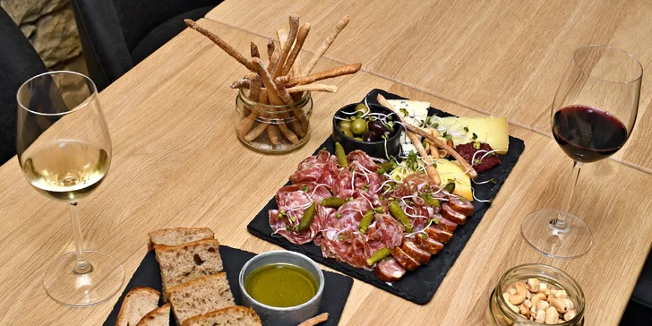 Speciální degustace vína a tapas ve WineList v Karlíně pro 2 osoby
